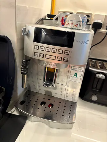 DeLonghi Magnifica Automatic Espresso Coffee Machine