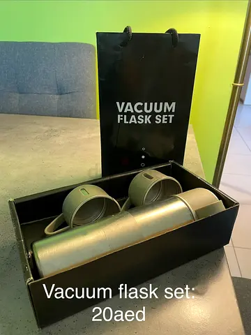 Vacuum flask set with 3 cups