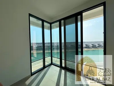 إطلالة بحرية، غرفة ماستر، 2 حمام، مطبخ أمريكي، خزائن حائط، بلكونة، باركينج، جيم ومسبح وشاطئ، شقة مميزة ومريحة في أجمل موقع بالحمرية.