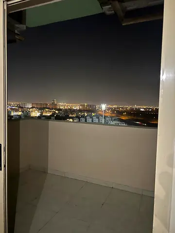 شقة مجددة بالكامل غرفتين وصالة للإيجار في Lake Tower | موقع استراتيجي على شارع الشيخ محمد بن زايد مباشرة