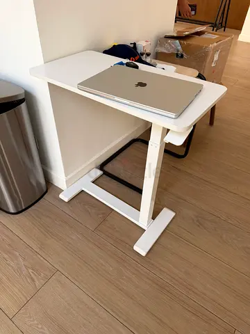 Adjustable overbed table