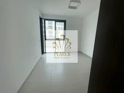 شقة غرفتين ماستر وصالة للإيجار السنوي بمدينة أجمل مكان بالحمرية، بتراس كبير وإطلالة بحرية مباشرة، تشطيب فاخر، مع جيم ومسبح وشاطئ وحديقة للأطفال.