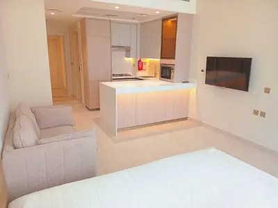 Pool & Amenities View l High Floor l Spacious Corner Studio