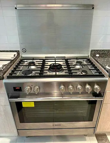 Bosch series 8 top gas oven - 5 burners, good condition