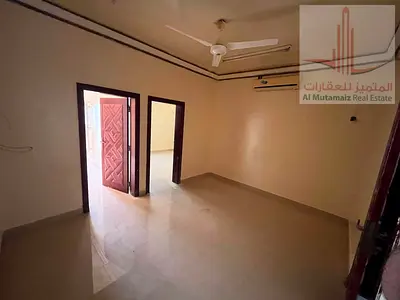 للبيع بيت عربي سكني تجاري في الراشدية 2 بعجمان، أرض 5952 قدم²، أرضي + 6، بيتان داخليان و6 محلات تجارية، دخل سنوي متوقع 200 ألف درهم