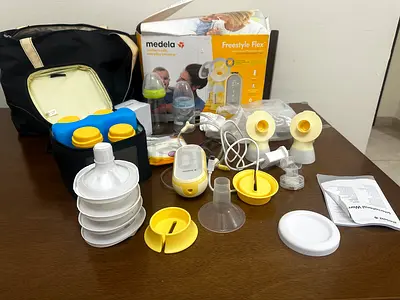 Medela Freestyle Flex Double Electric Breast Pump with Accessories and Cooler Bag