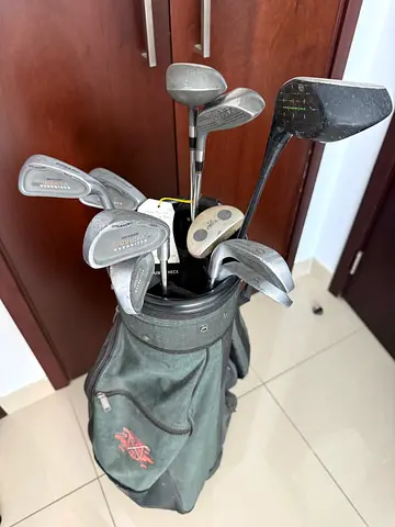 Full set of used golf clubs with stand bag (mixed irons, woods, putter) with 6 golf balls.
