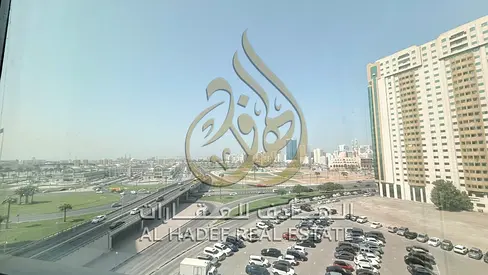 إطلالة على الحديقة والبحيرة — مكتب 860 قدم في المجاز 1