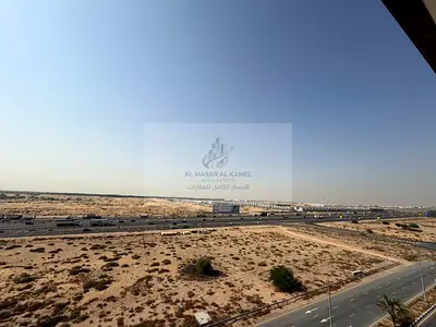 شقة 3 غرف وصالة أول ساكن في تلال الشارقة مع بلكونة وغرفة غسيل وإطلالة بانورامية مفتوحة وتشطيب ألترا سوبر لوكس