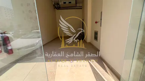 محل تجاري مميز للإيجار السنوي في منطقة القليعة – الشارقة، بموقع حيوي وتصميم راقٍ ومساحة ممتازة تبلغ حوالي 900 قدم مربع، مع حمام واحد