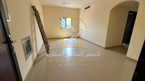 غرفة وصالة واسعة للإيجار في البوطينة الشارقة بتكييف مركزي وتشطيبات حديثة وموقع حيوي