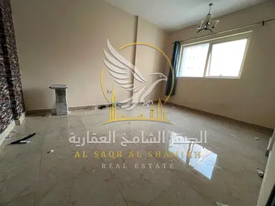 شقة مميزة للإيجار السنوي في منطقة القليعة – الشارقة، تتميز بموقع حيوي ومساحة ممتازة وتوزيع عملي مناسب للسكن