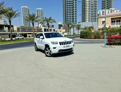 Grand Cherokee Overland 2015 GCC Specs, V6 Top Option, No Accident, Well Maintained, Service History