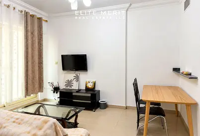 خطوات عن المترو | مفروشة بالكامل | إطلالة على المجمع السكني | شاغرة وجاهزة للسكن