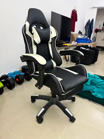 Black and white racing-style gaming chair — good condition