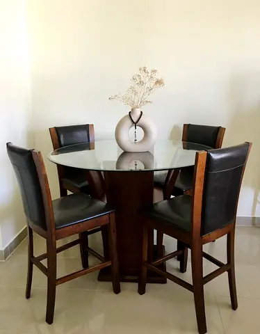 Round glass-top wooden bar table with 4 high chairs (set)