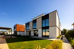 √ Single Row Corner | High Ceiling | HOT DEAL √