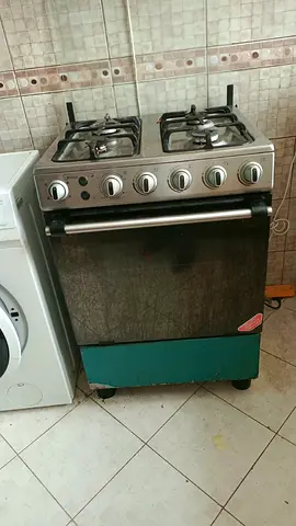 Used freestanding gas cooker with 4 burners and oven - functional
