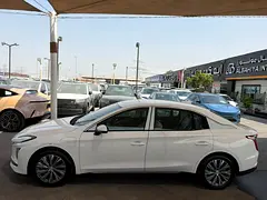 2024 Hongqi E-Qm5