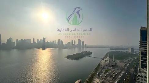 شقة 3 غرف وصالة للإيجار في المجاز 1 بإطلالة بحرية وبلكونة و4 حمامات وغرفة غسيل وتكييف وباركن وجيم ومسبح مجاني