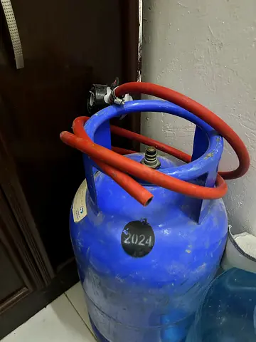 Cylinder with regulator