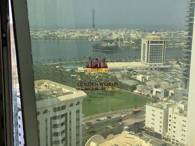 غرفة وصالة للإيجار في المجاز 1، غرفة ماستر، خزائن بالحائط، حمامان، إطلالة مفتوحة وبحرية، موقع مميز، الإيجار 38 ألف درهم سنوياً.