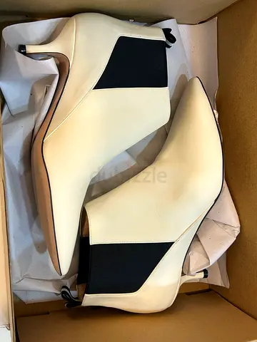 BALLY Cream leather pointed ankle boots with low heel, size 39