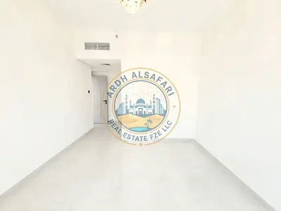 شقة جديدة تمامًا مكونة من غرفة نوم واحدة وصالة مع شرفة، بـ ١٢ دفعة