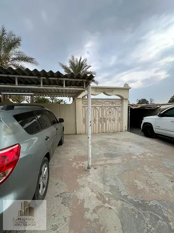 بيت عربي كبير للبيع في راس الخيمة منطقة الخران زاويه علي شارعين البيت مؤجر مناسب للاستثمار