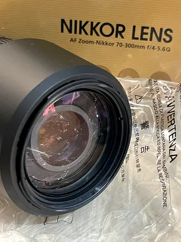 Nikon AF Zoom-Nikkor 70-300mm f/4-5.6 Lens - New and never used with free Nikon bag