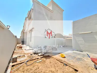 Private entrance // 4 bedroom villa with Maidroom & private parking