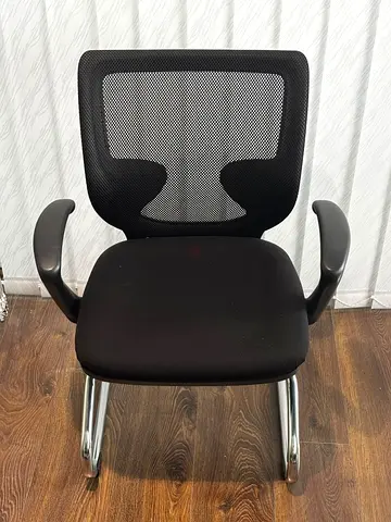 Black mesh visitor/meeting chair with chrome sled base - good condition