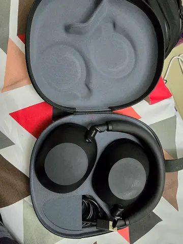 Sony XM6 Over-ear wireless headphones with hard case (used)