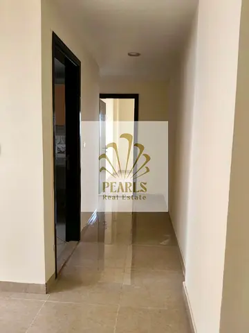 شقة فسيحة للإيجار السنوي غرفتين وصالة (غرفة ماستر) مع بلكونة وإطلالة مباشرة على جامعة عجمان بدون خوارج في الحميدية 1 بسعر ممتاز