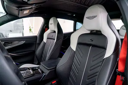 2026 Aston Martin DBX 缩略图 12