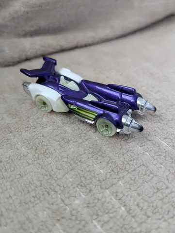 Hot Wheels Ollie Rocket Metallic Purple & White Futuristic Jet Racer