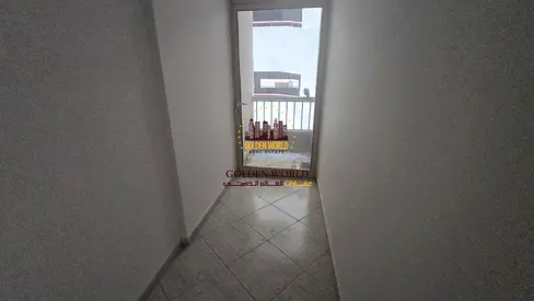 استديو بالمجاز 2، مساحة جيدة ومريحة، حمام واحد، وتكييف مجاني. موقع مميز وقريب من الخدمات، مناسب للسكن.