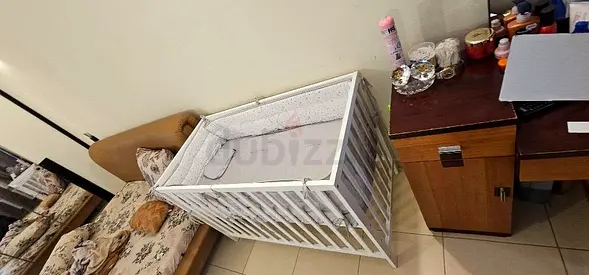 White wooden baby crib / bassinet in good condition