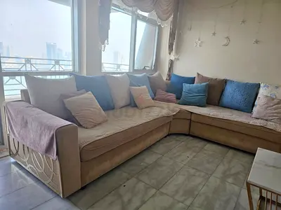 كنبة زاوية كبيرة بتصميم أنيق ومريح، لون بيج