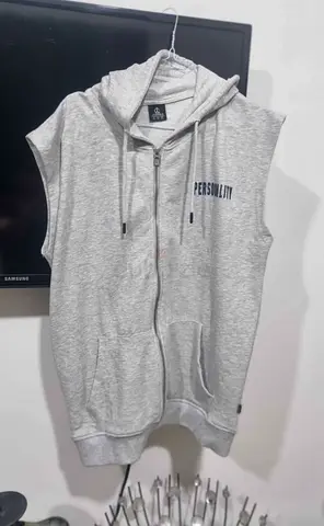 Gray sleevless hoodie
