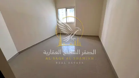 شقة غرفتين وصالة في البوطينة – الشارقة، مع حمامين، بموقع مميز قريب من نستو وشاطئ الحيرة للايجار السنوي