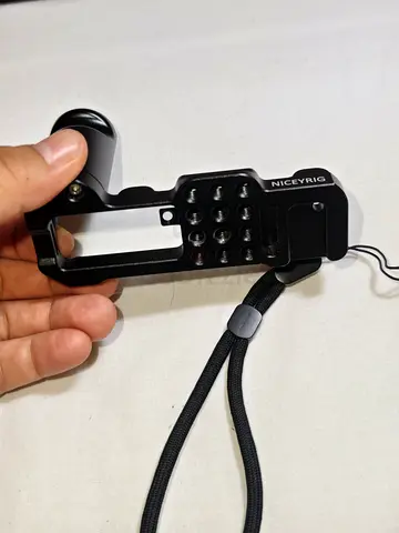 SmallRig / Niceyrig Camera Handgrip Plate with Wrist Strap (Fix Price)