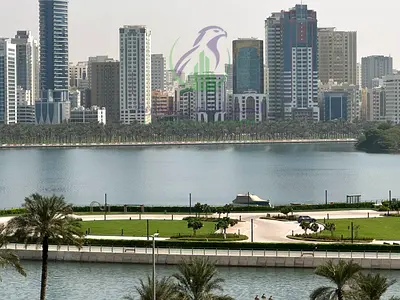 شقة غرفتين وصالة للايجار السنوي في منطقة المجاز 3 بلكونة اطلالة مفتوحة غرفة خادمة مساحة واسعة تشطيب حديث موقع متميز