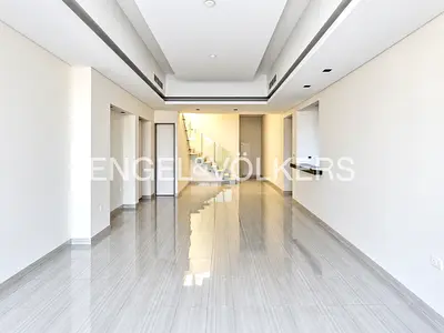 Spacious Layout | Single Row | Closed Kitchen