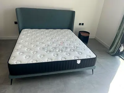 Selling high quality 2XL bed with mattress like new