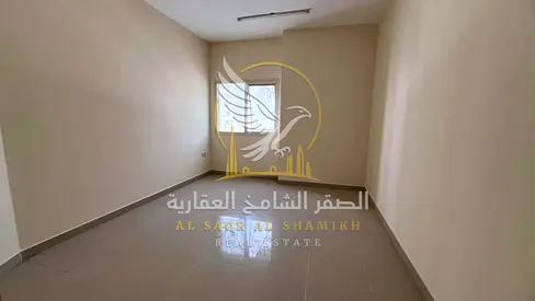 شقة غرفتين وصالة بمساحة واسعة، مع تكييف مركزي وحمامين، في موقع مميز بمنطقة البوطينة وقريبة من نستو والخدمات اليومية.