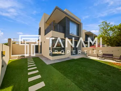 4BR + Maid |Prime location | Emaar Corner Villa