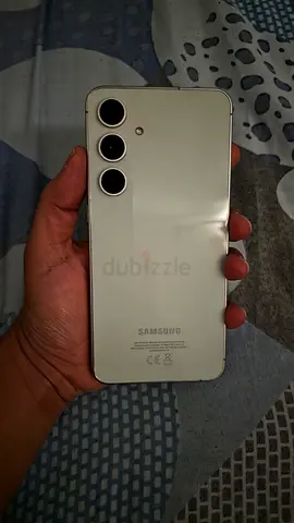 Samsung S24 Fe (white) - Very Good working condition, minor wear with original charger 25 W.