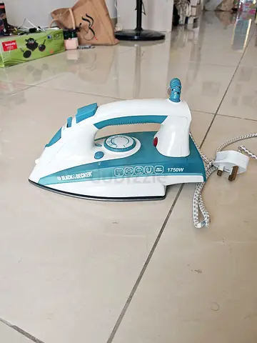 Black & Decker 1750W Steam Iron - Good Working Condition