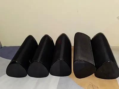 Set of 5 Harman Kardon compact triangular bookshelf speakers - used